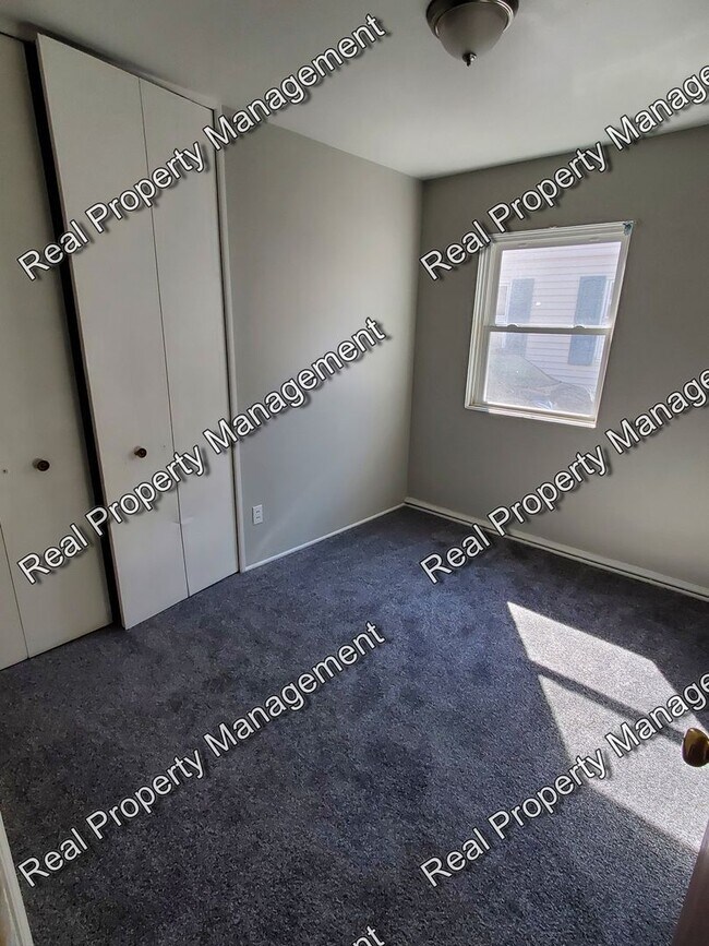Building Photo - Updated Hessville 3 Bedroom Ranch