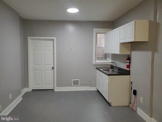 Building Photo - 520 E Westmoreland St