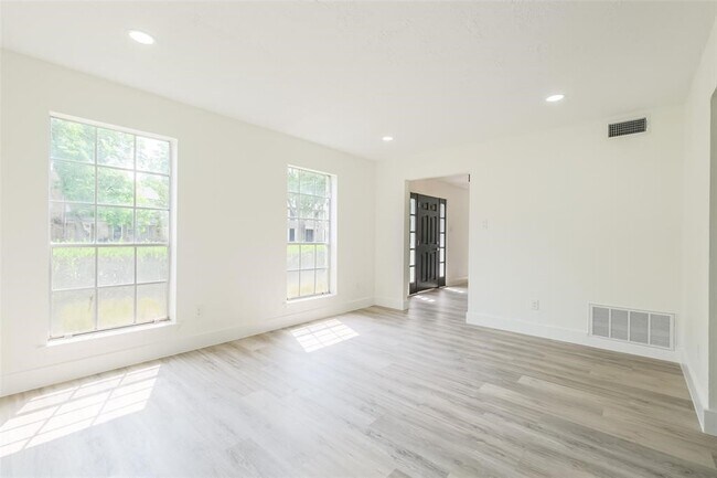 Building Photo - 1311 Sand Stone Dr