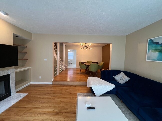 Building Photo - Beautiful 3 Bed/ 3 Bath Townhome in Private cul-de-sac in Shadyside!