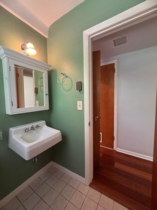 Building Photo - 4 Bedroom Jamestown Beauty!