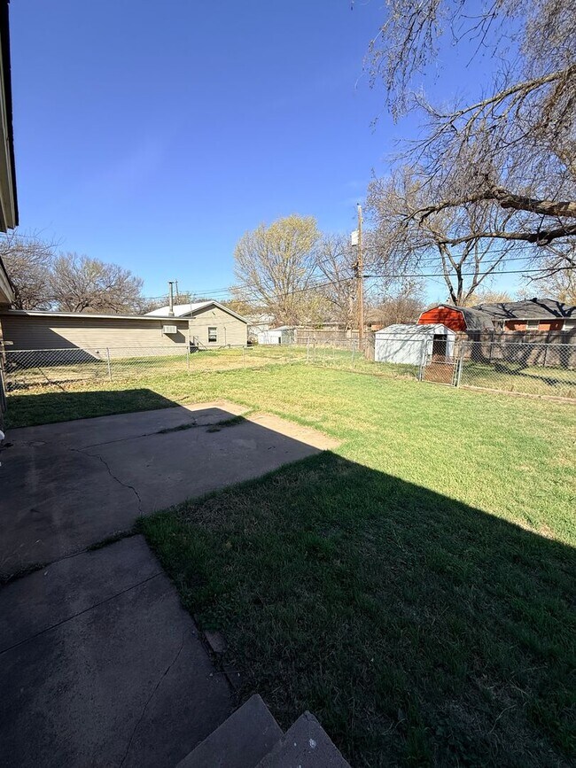 Building Photo - Bright & Clean 3 Bedroom 2 Bath