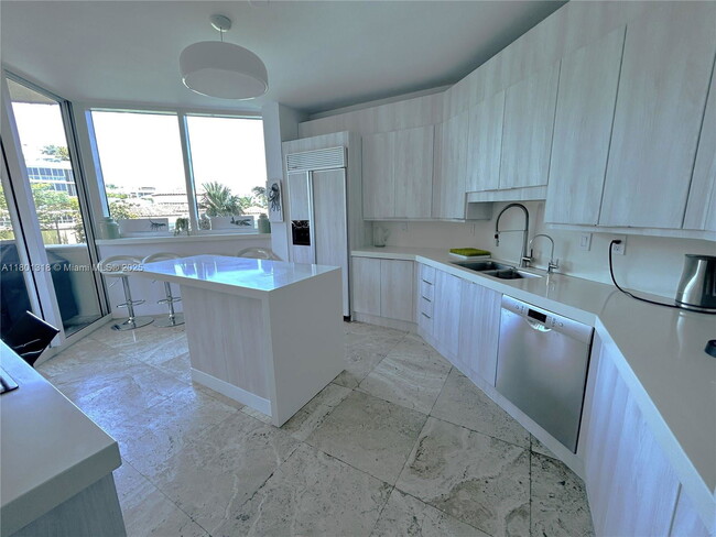 Building Photo - 300 South Pointe Dr