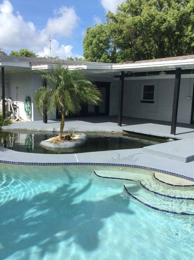 Building Photo - 1401 Silverstone Ave