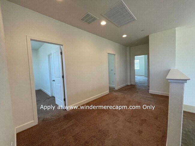 Building Photo - 4 BDRM 3 BA Bright Home with Open Kitchen ...