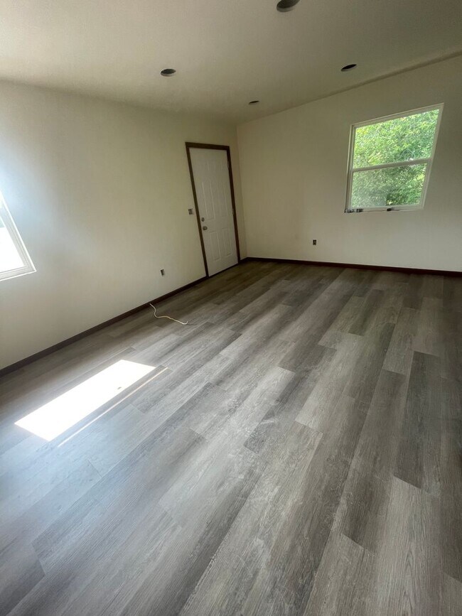 Building Photo - 806 8th Ave NW