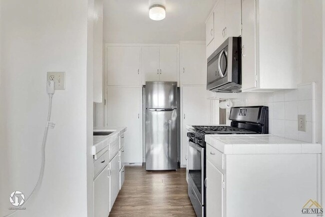 Primary Photo - 1 Bedroom Bungalow w/Garage!