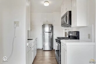 Building Photo - 1 Bedroom Bungalow w/Garage!