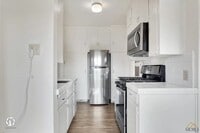 Building Photo - 1 Bedroom Bungalow w/Garage!