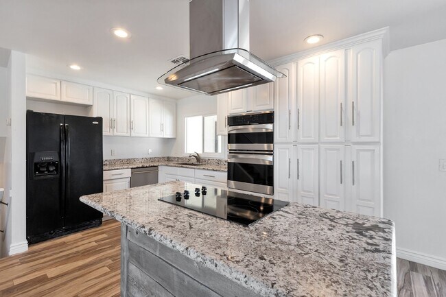 Building Photo - Old Town Remodeled Four Bedroom!