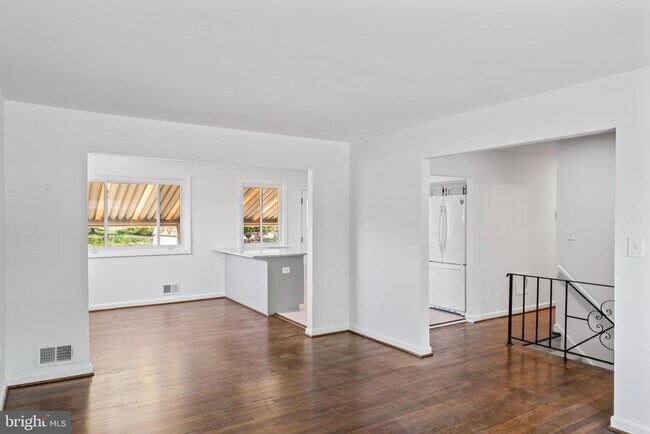Building Photo - 2521 Fairhill Dr
