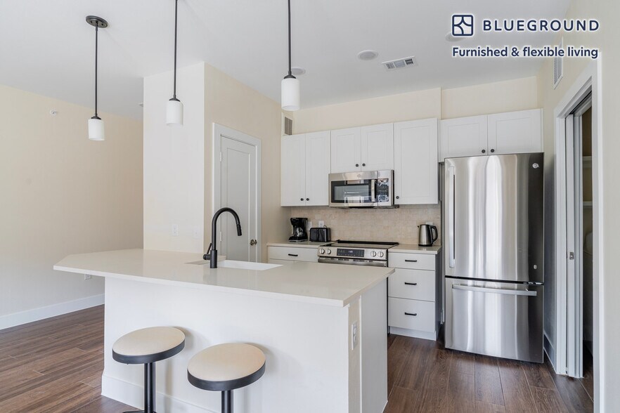 Building Photo - 1501 W Howard Ln