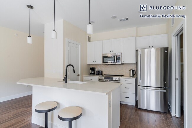 Building Photo - 1501 W Howard Ln