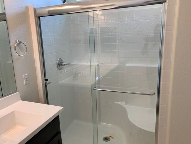Building Photo - This stunning 4-bedroom, 2-bathroom home l...