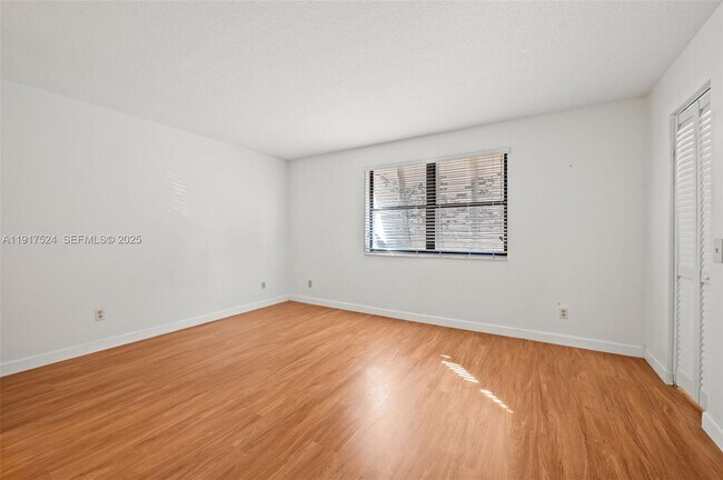 Building Photo - 1017 NW 124th Ave