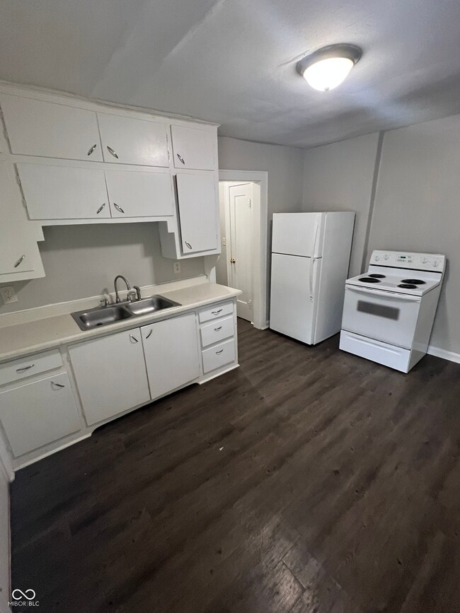 Building Photo - 854 N Bradley Ave