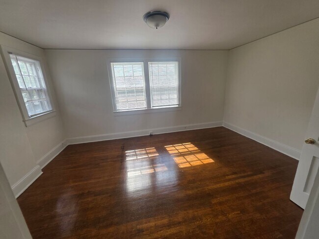 Building Photo - 121 S Poplar St