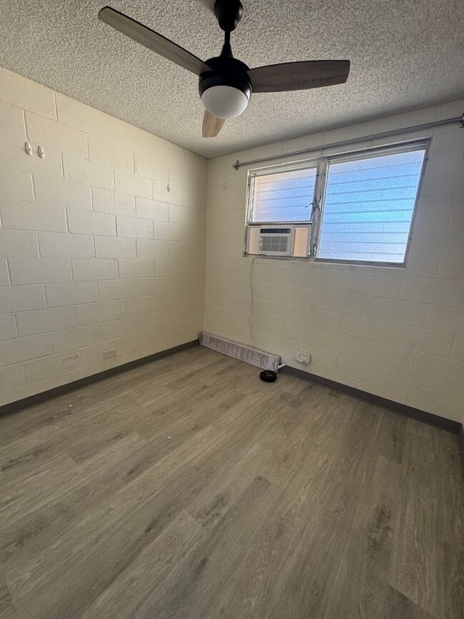 Building Photo - 2 Bed 1 Bath with 1 reserved parking in Moiliili