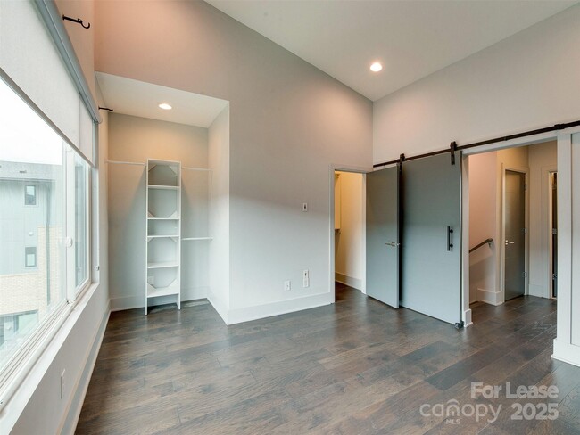 Building Photo - 225 Domain Way