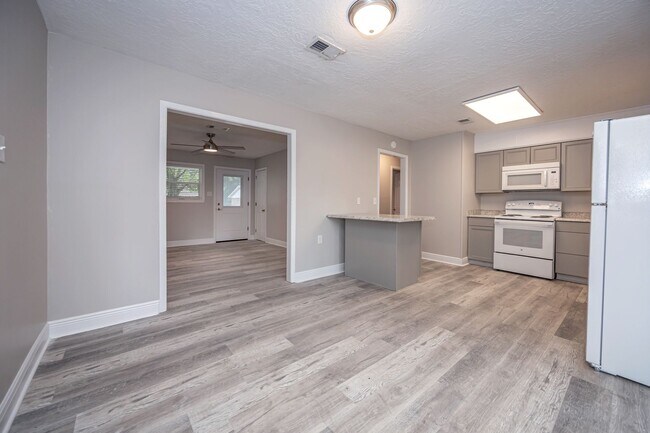 Building Photo - Charming Home in the Heart of Ocean Springs!