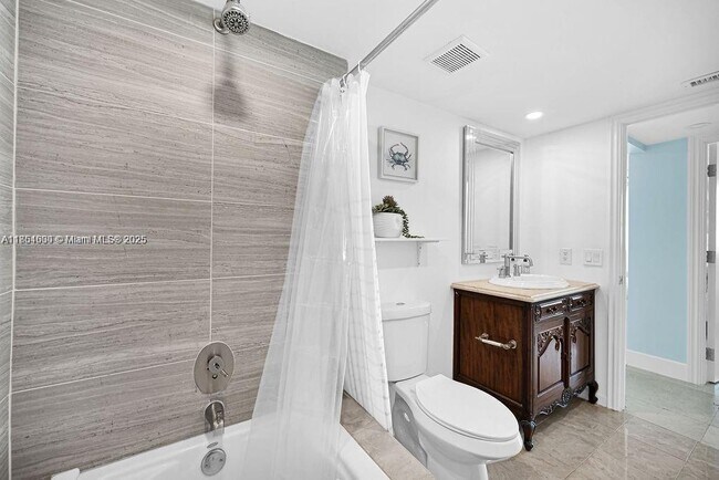 Building Photo - 1155 Brickell Bay Dr