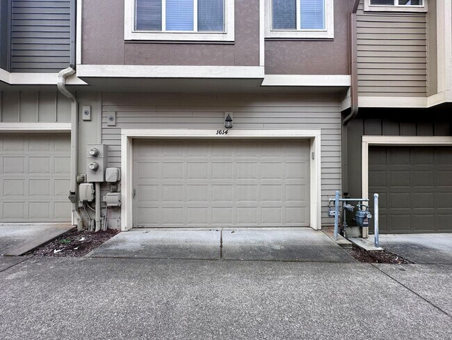 Building Photo - 1/2 off first months rent!! | Modern Comfort Meets Convenience in Beaverton Townhouse 2 Bed 2.5 B...
