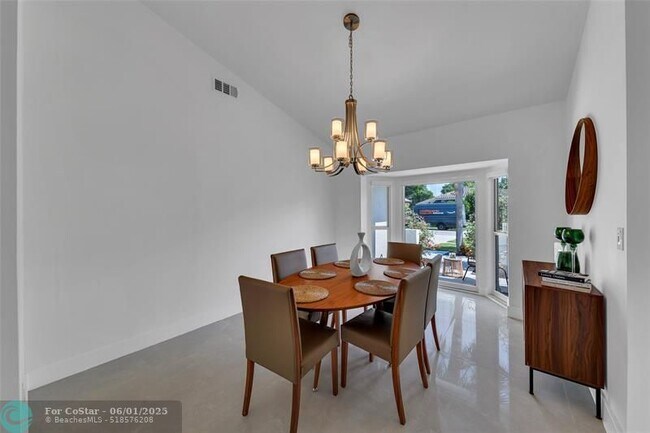 Building Photo - 9585 Carousel Cir S