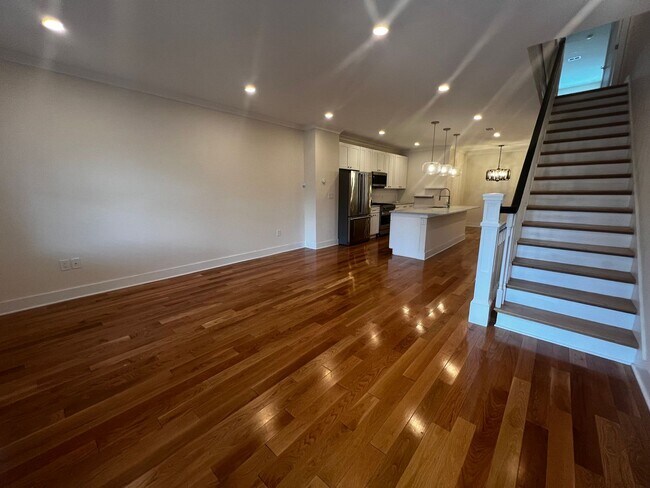 Building Photo - Lavish 5 BR/4 BA Townhome in Petworth!