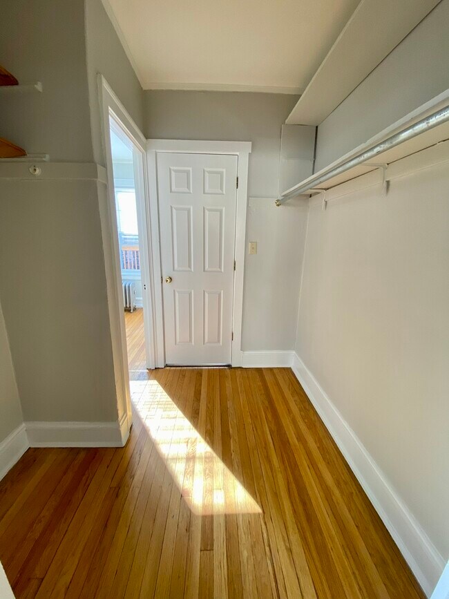 Building Photo - 5056 N Wolcott Ave