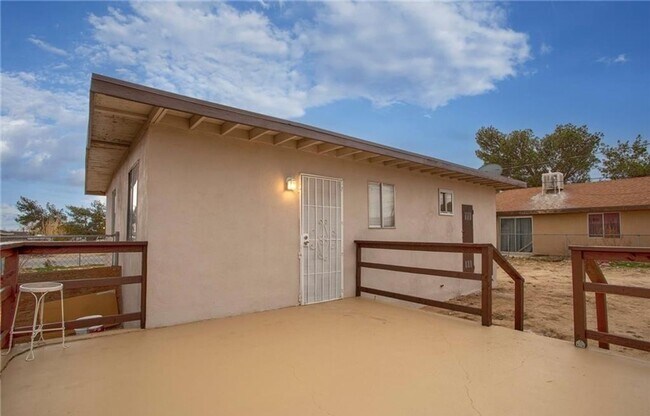 Building Photo - AVAILABLE NOW! LOVELY Remodeled 2 Bedroom ...