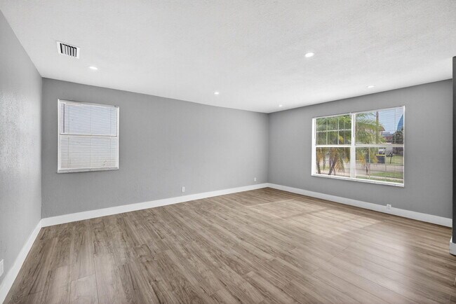 Building Photo - 5424 SW 44th Terrace
