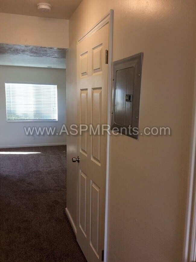 Building Photo - W Jordan Nice 3 Bed 2 Bath Townhome with pool