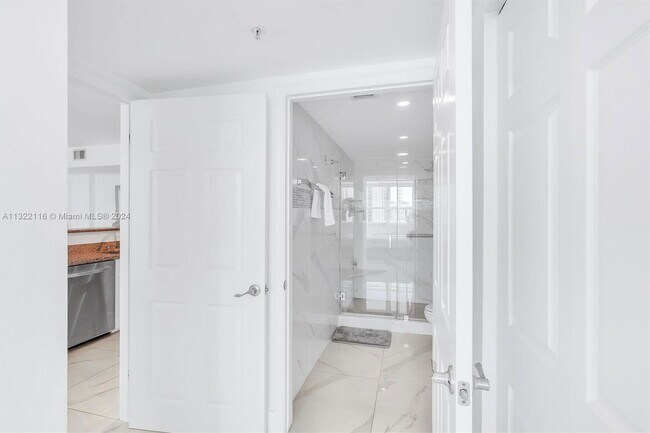 Building Photo - 1155 Brickell Bay Dr