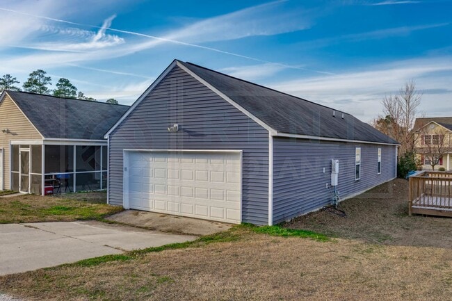 Building Photo - Available Now: Updated 3 Bedroom with Garage!