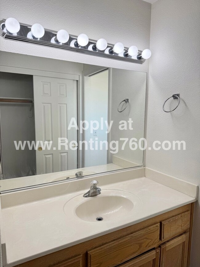 Building Photo - 3 Bed 2 Bath Home In Copper Hills!