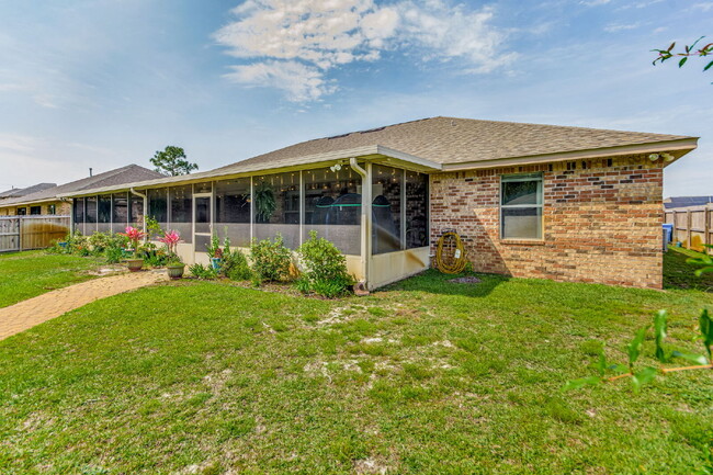 Building Photo - 5 Bed House convenient to Navarre and Hurl...