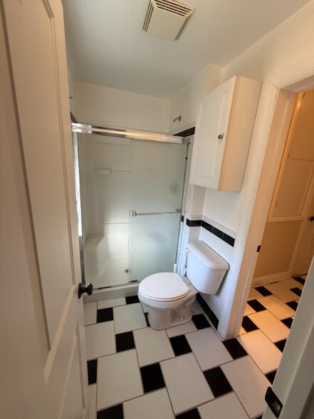 Building Photo - 2621 Cleinview Ave