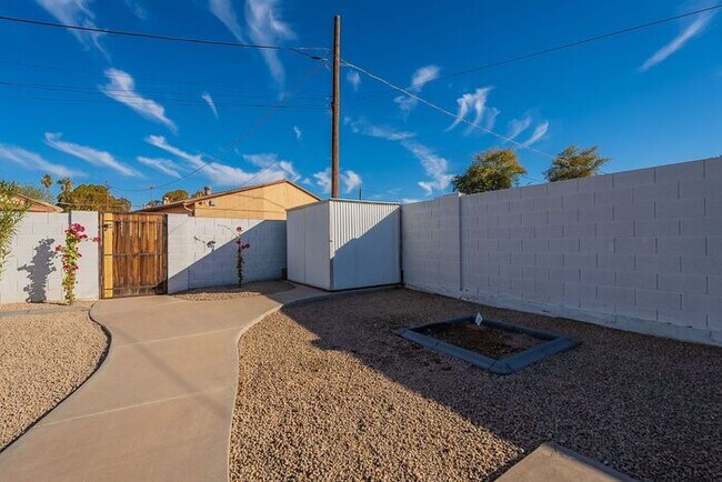 Building Photo - Stunning 2 Bed 2 Bath Home in Uptown Phoenix