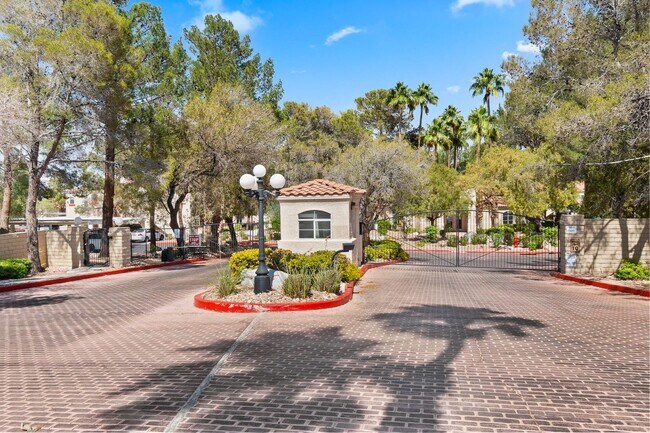 Building Photo - 2-Bedroom Condo in Gated Community!