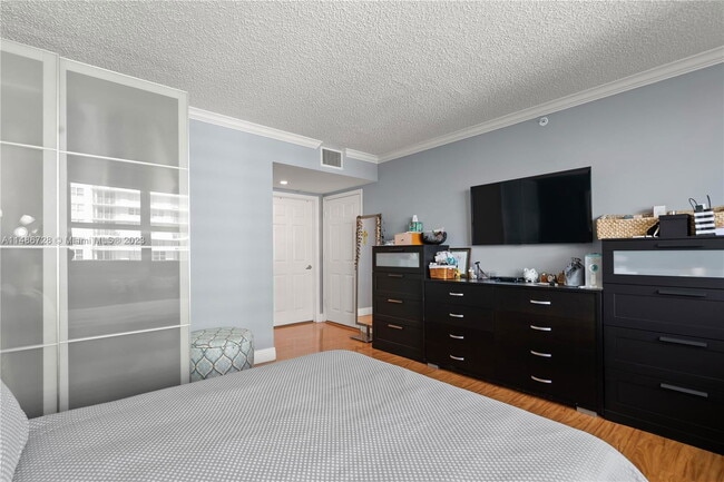Building Photo - 1155 Brickell Bay Dr