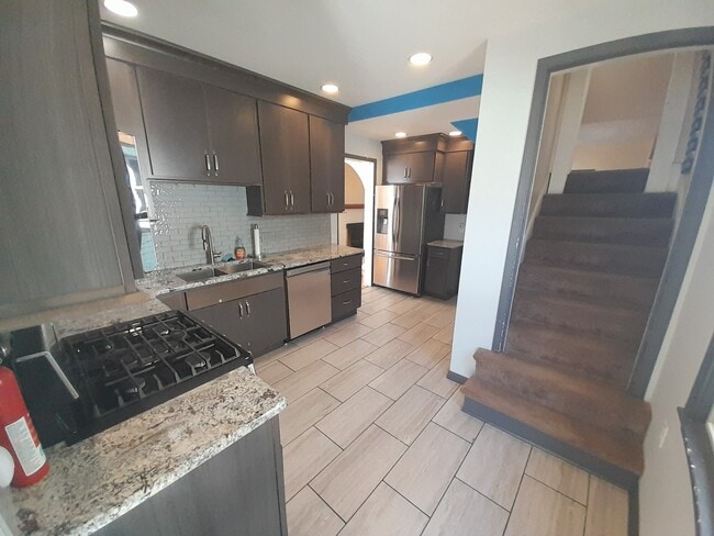 Building Photo - 1118 N Elmwood Ave