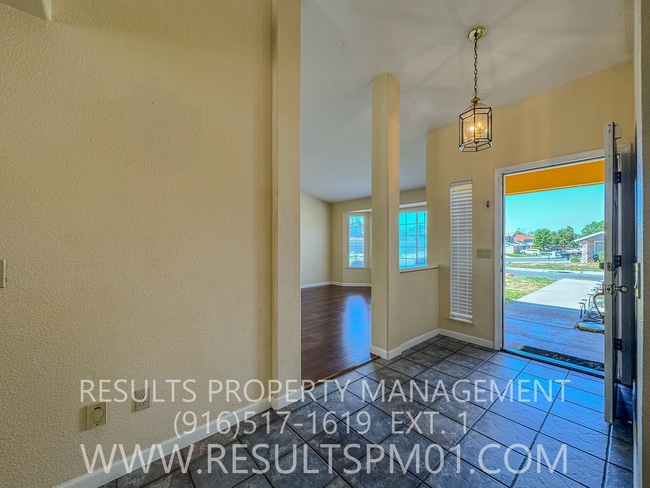 Building Photo - Spacious 4 Bedroom on corner lot
