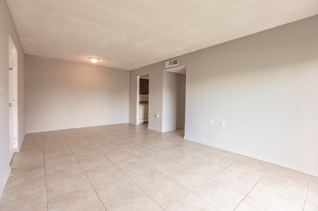 Building Photo - 1140 Lake Victoria Dr