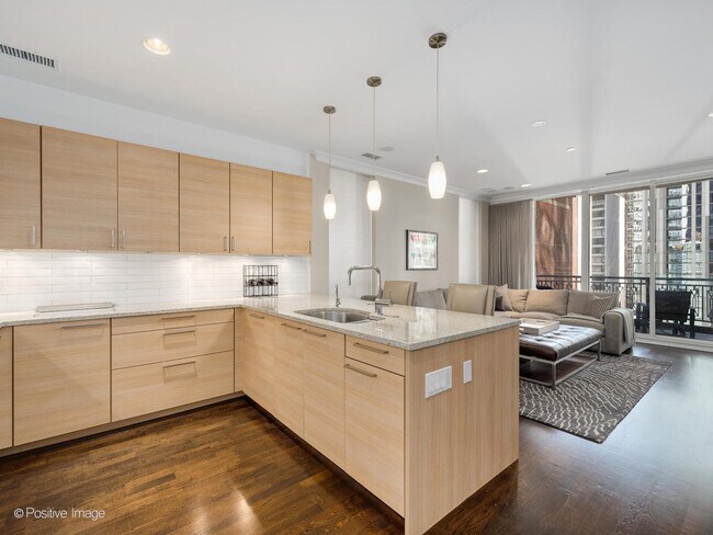 Building Photo - 10 E Delaware Pl