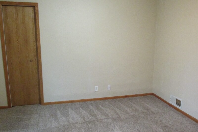 Building Photo - 404 Wood St N