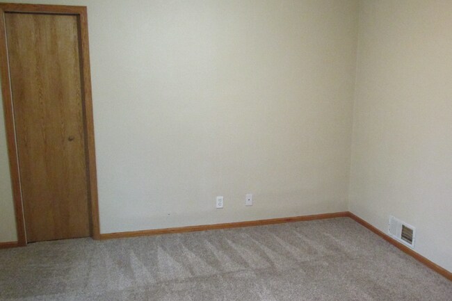 Building Photo - 404 Wood St N