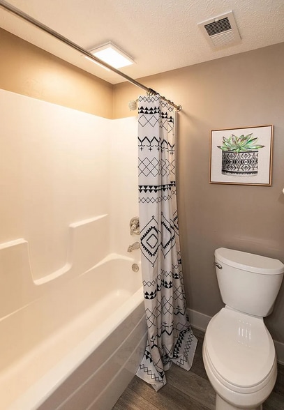 Building Photo - 2535 Saint Thomas Dr