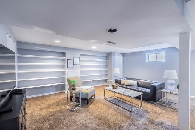 Building Photo - 569 Mapleview Dr