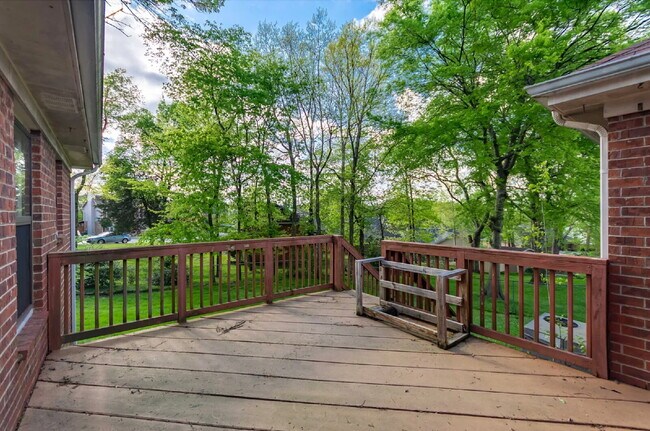 Building Photo - 3 bd/2bth w/fenced in yard, 15 min from do...