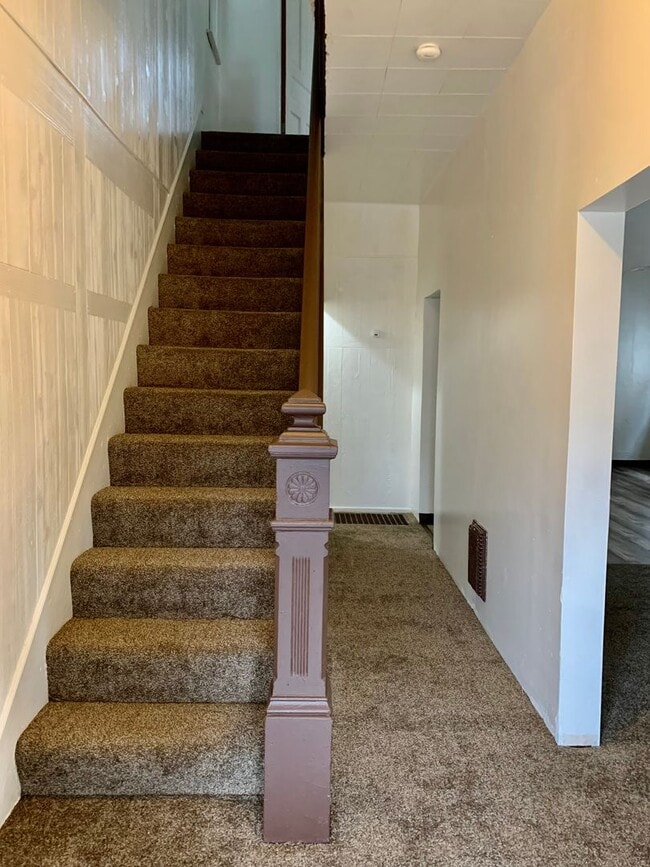 Building Photo - 4 Bed/ 2 Bath Large House in East Pittsburgh